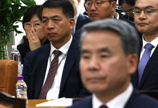 21일 국회에서 열린 국방위원회 전체회의에 참석한 유재은(왼쪽) 국방부 법무관리관과 이종섭(오른쪽) 국방부 장관. 의원 질의를 지켜보고 있다. 연합뉴스.